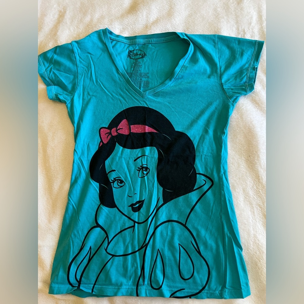 Disney V neck Size M, Snow White fitted 100% cotton Blue T-shirt